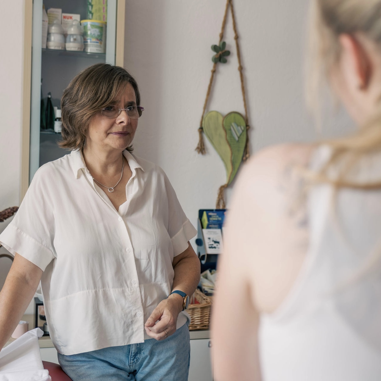 Gespärch zwischen Hebamme und Patientin