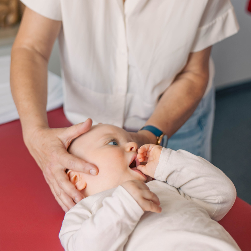 Baby bekommt Osteopathie